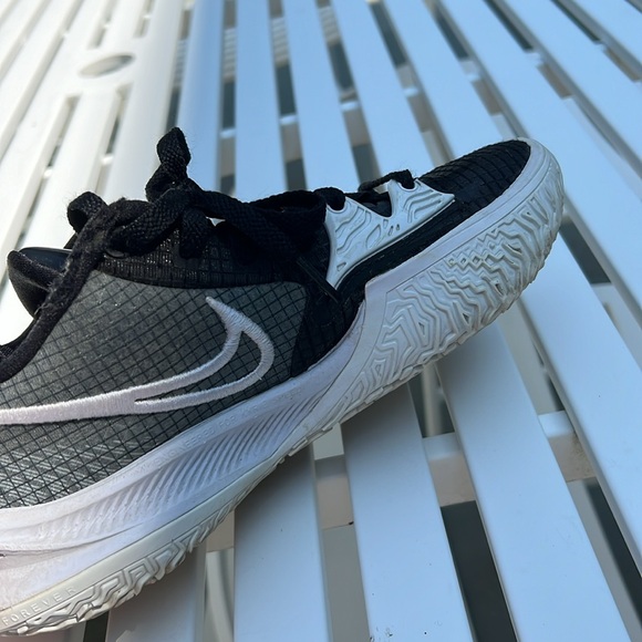 Kyrie Low Nike Basketball Shoes - Picture 5 of 5